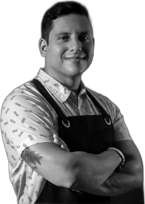 Chef Chinoiz con mandil y brazos cruzados, en blanco y negro